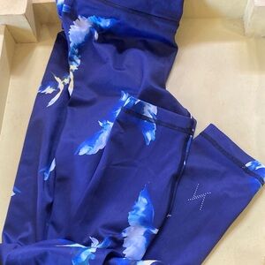 VIE ACTIVE blue leggings with floral print